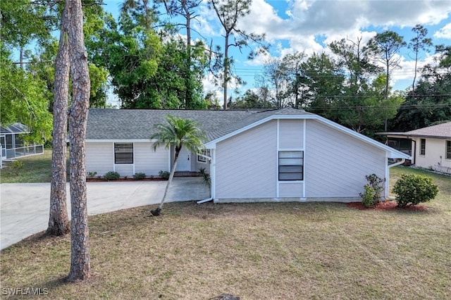 view of front of property featuring a front lawn