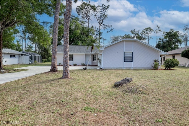 ranch-style house featuring a front yard