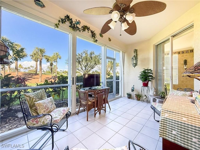 sunroom with ceiling fan