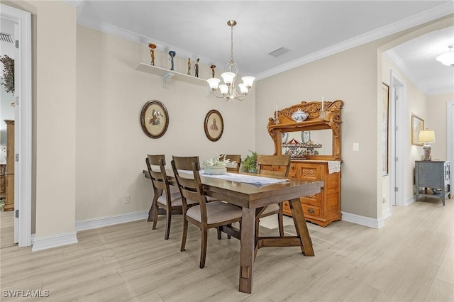 dining room featuring a notable chandelier, ornamental molding, and light hardwood / wood-style floors