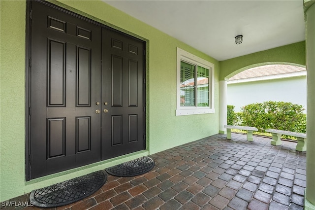 property entrance with stucco siding