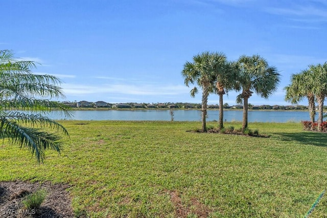 view of yard featuring a water view