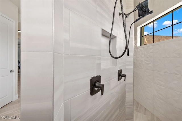 bathroom featuring tiled shower