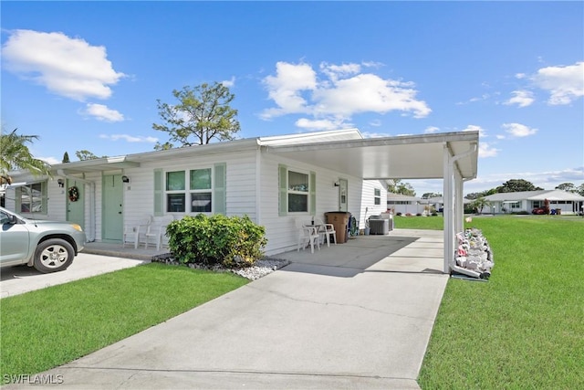 view of front of home featuring a carport and a front yard