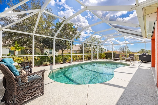 view of swimming pool featuring a lanai, an outdoor hangout area, and a patio