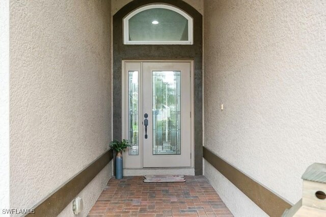 property entrance featuring stucco siding