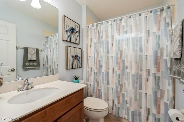 full bath with toilet, a shower with shower curtain, and vanity