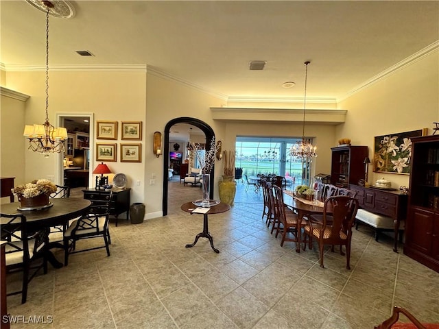 dining room with crown molding and a notable chandelier