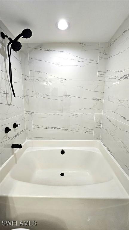 bathroom featuring tiled shower / bath