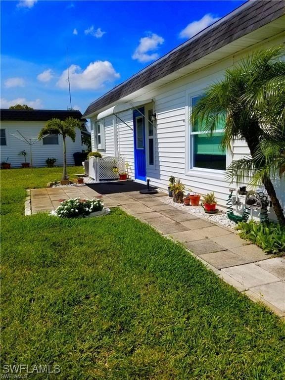 view of front of home with a front lawn