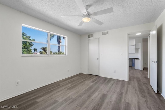 unfurnished bedroom featuring ceiling fan, a textured ceiling, and light wood-type flooring