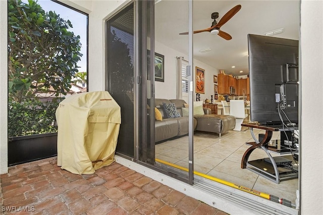 sunroom with ceiling fan