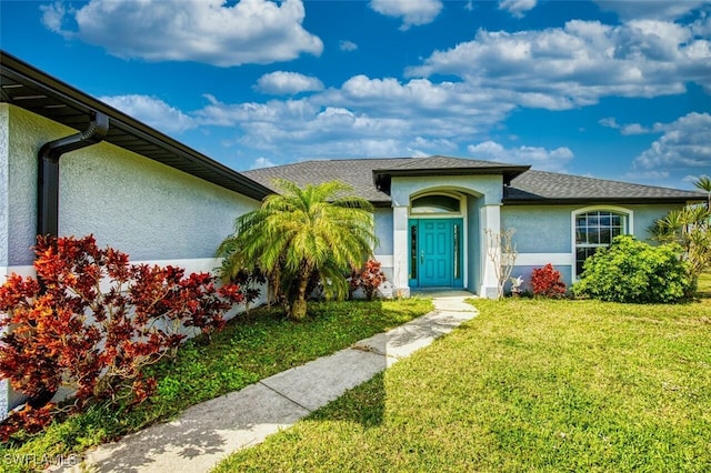 view of front of property featuring a front lawn