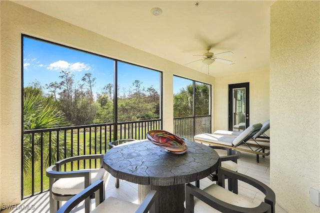 sunroom with ceiling fan