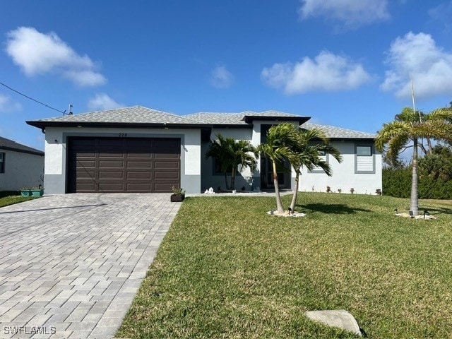 view of front facade featuring a garage and a front yard