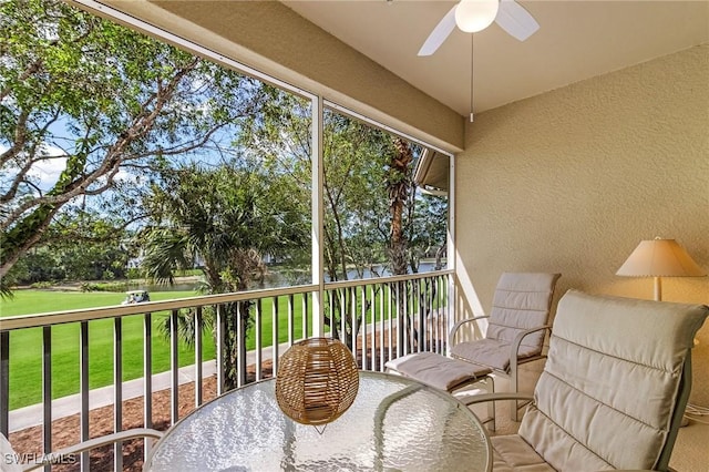 sunroom with ceiling fan