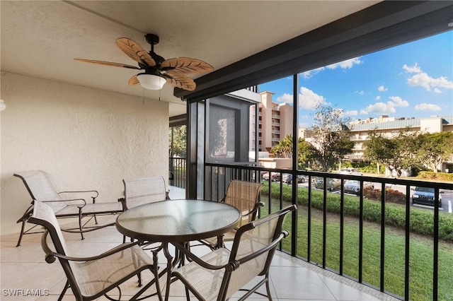 sunroom featuring ceiling fan