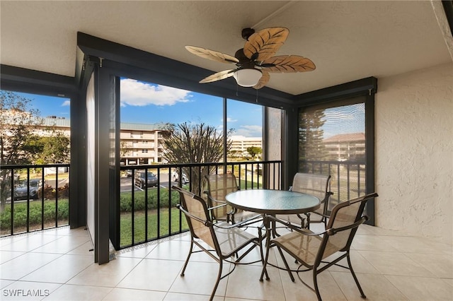 sunroom with ceiling fan