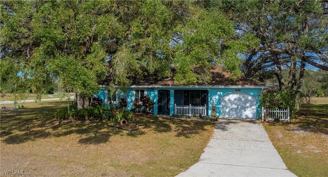 4001 E Sunflower Cir, Labelle, FL 33935 - view of front facade featuring a front yard, concrete driveway, and an attached garage
