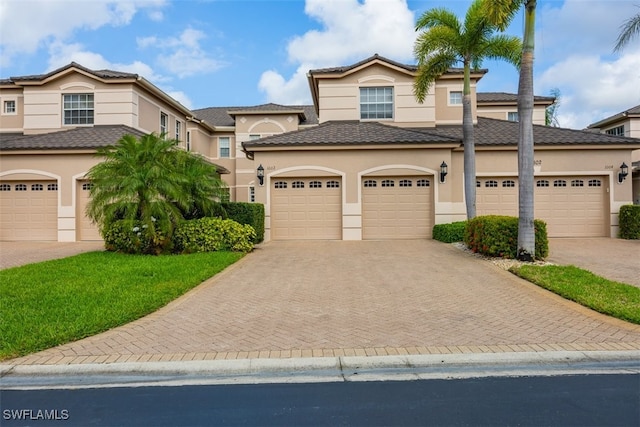 view of front facade featuring a garage