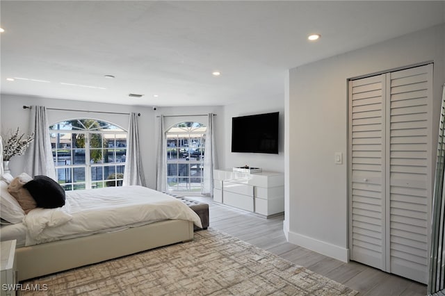 bedroom with recessed lighting, baseboards, visible vents, and light wood finished floors