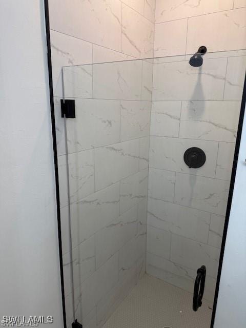 bathroom featuring a tile shower