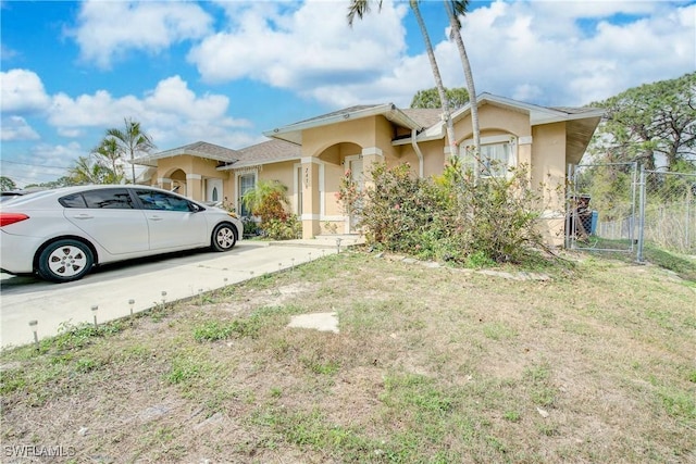 view of front of property featuring a front yard