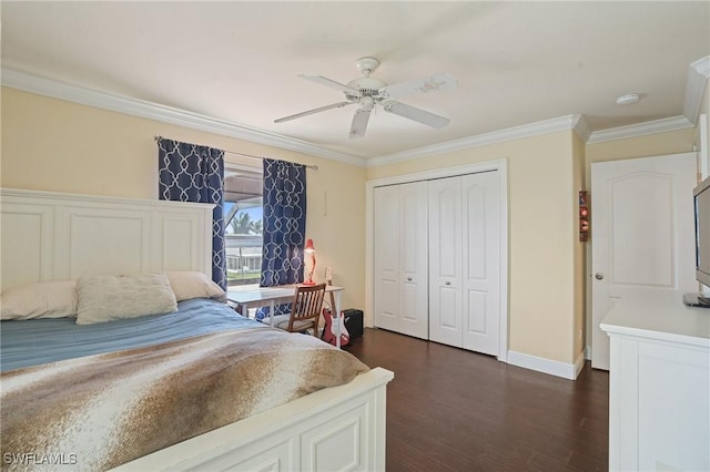 bedroom featuring a ceiling fan, baseboards, a closet, dark wood finished floors, and crown molding