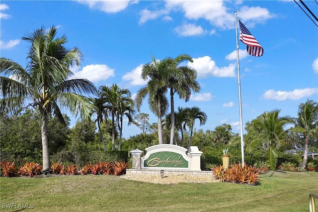 community sign featuring a yard