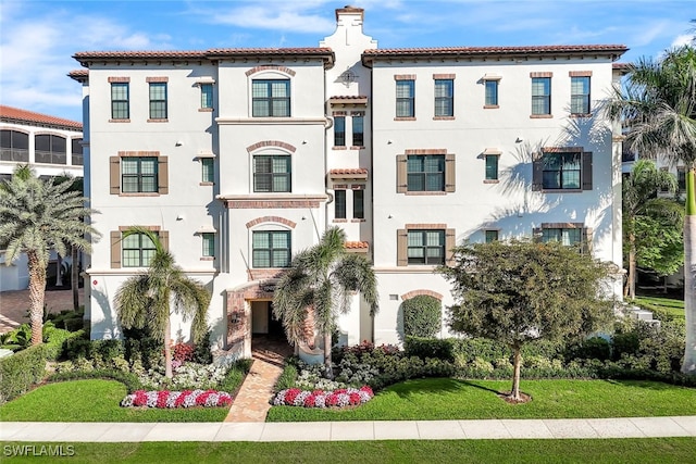 view of front of house featuring a front lawn