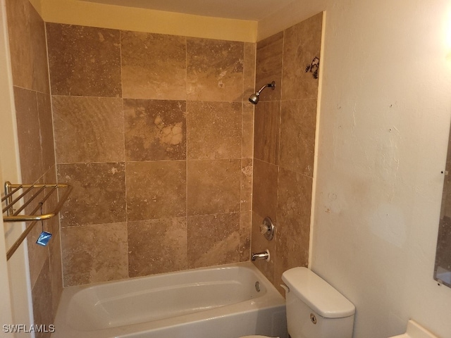 bathroom with tiled shower / bath and toilet