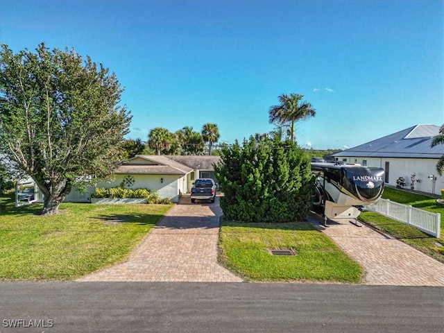 view of front of property featuring a front yard