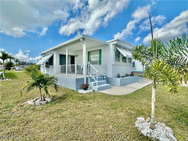 view of front of property featuring a porch and a front lawn