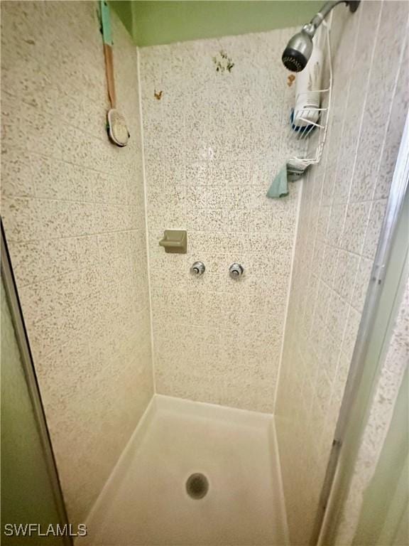 bathroom featuring tiled shower