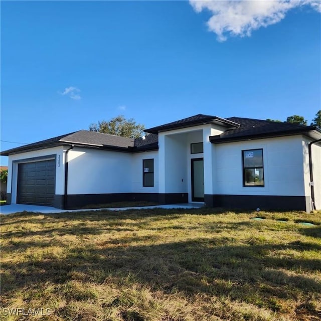 view of front of home featuring a garage and a front yard