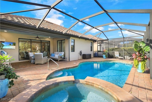 view of swimming pool featuring outdoor lounge area, a patio area, a pool with connected hot tub, and a ceiling fan