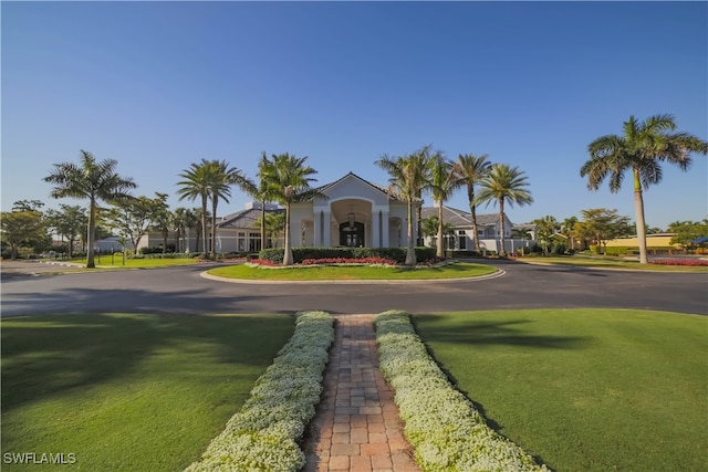 view of front of home featuring a front yard