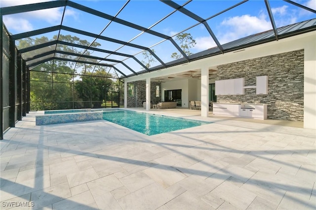 view of swimming pool featuring a lanai, an in ground hot tub, ceiling fan, an outdoor hangout area, and a patio