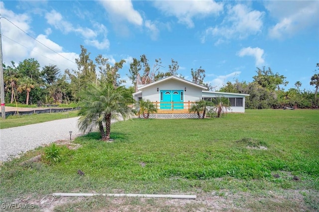 view of front facade featuring a front lawn