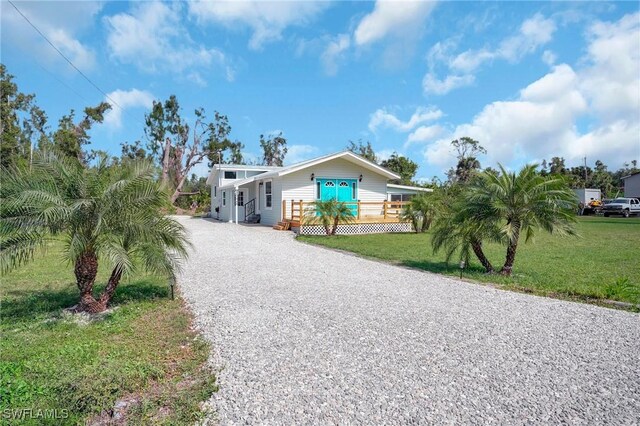 view of front of house featuring a front yard