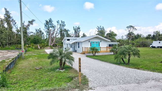 view of front of home featuring a front lawn