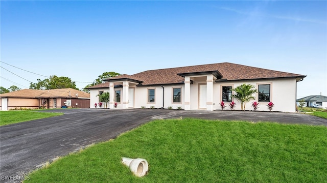 view of front facade with a front lawn