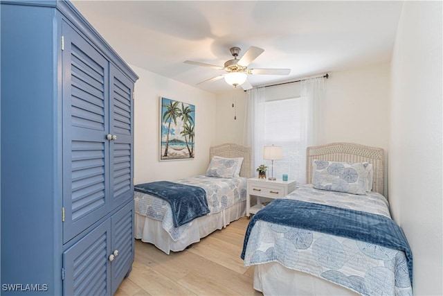 bedroom featuring light wood finished floors and a ceiling fan