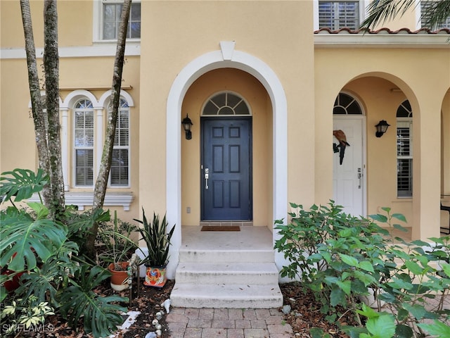 entrance to property with stucco siding