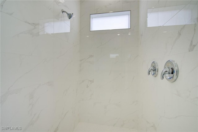 bathroom featuring a tile shower