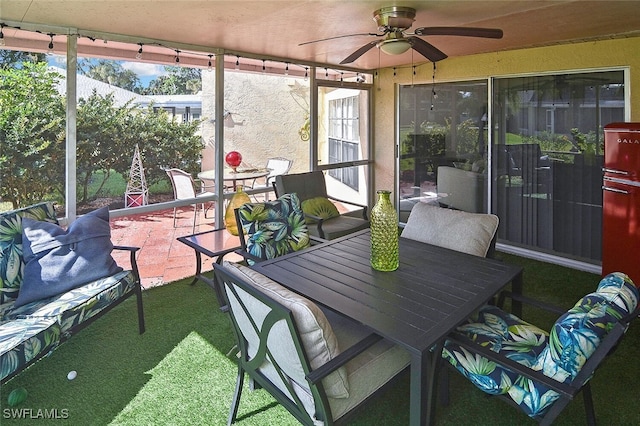 sunroom with ceiling fan