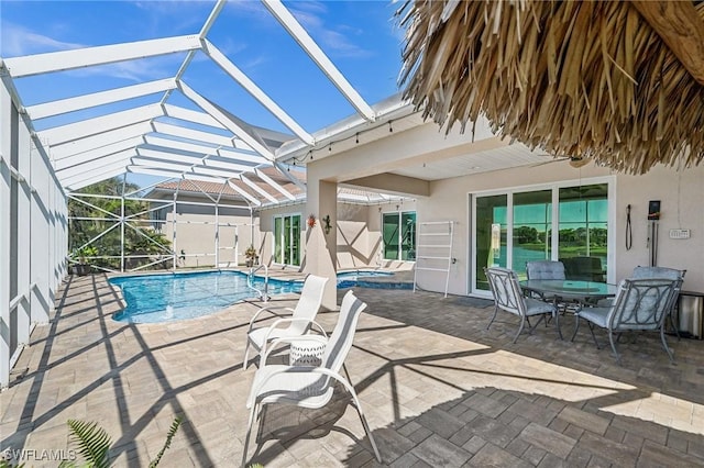 view of swimming pool featuring a patio area, a fenced in pool, a jacuzzi, and a lanai