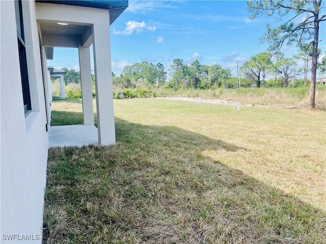 view of yard featuring a rural view