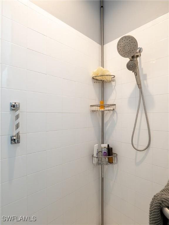 details with a tile shower