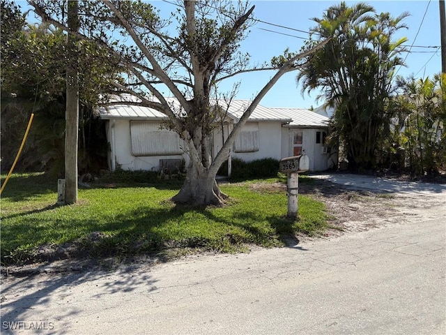 view of front of property featuring a front lawn